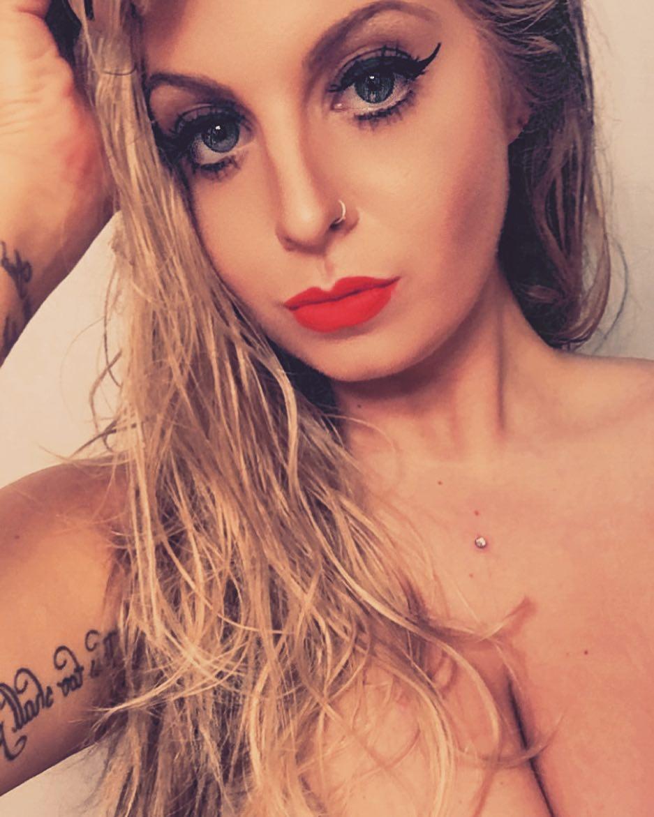 AnnaKabana / annakabanaofficial / bionda prosperosa Nude OnlyFans Leak 1