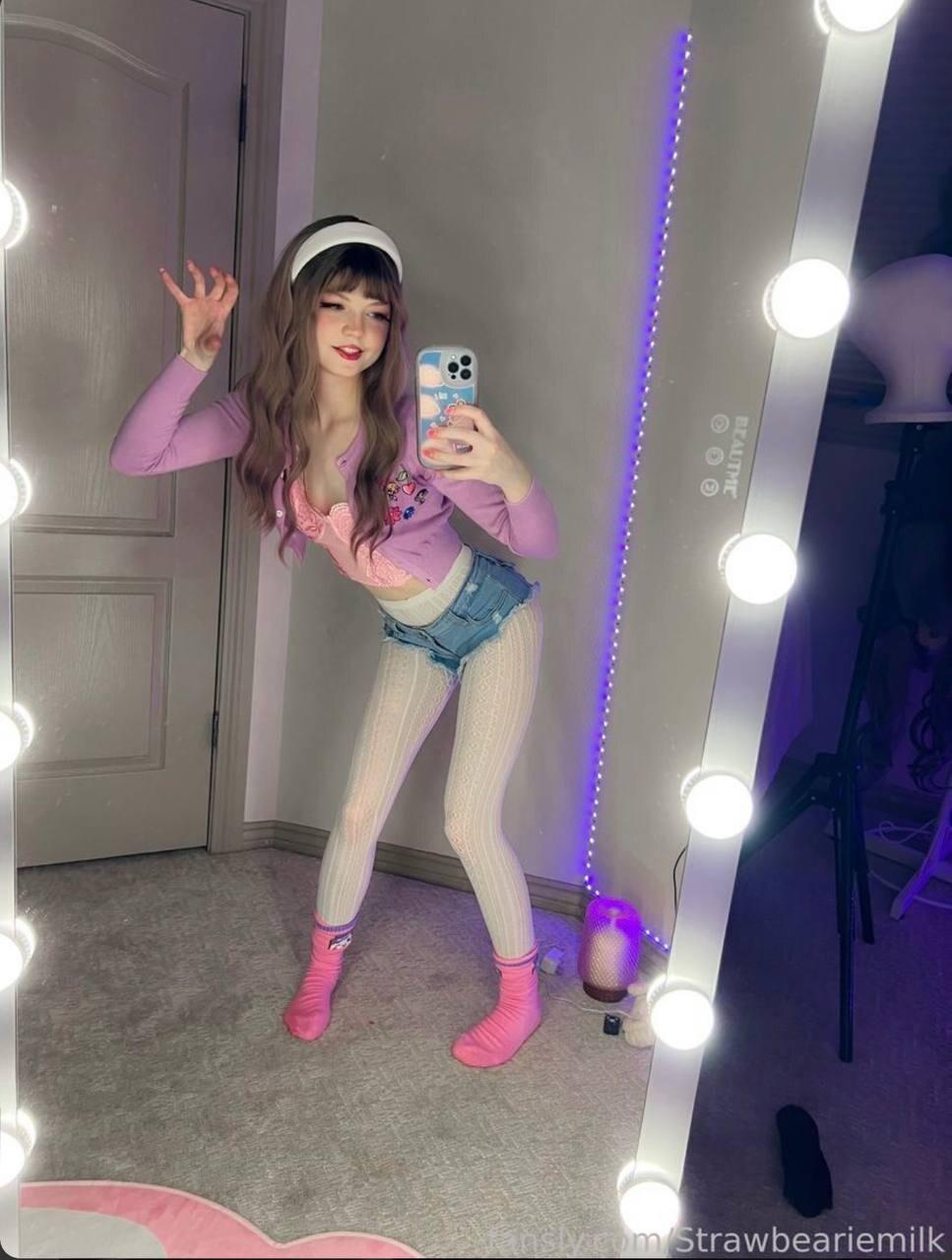 Strawbeariemilkk / StrawberryMillk Nude OnlyFans Leak 1