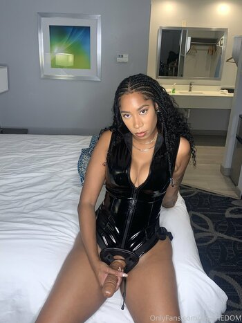 Aritheamazon / Ari T / Arrianathedomme / Ebony Kink Queen / The ebony amazon / ari_amazon / azriatheamazon Leak Nudi OnlyFans Foto 19