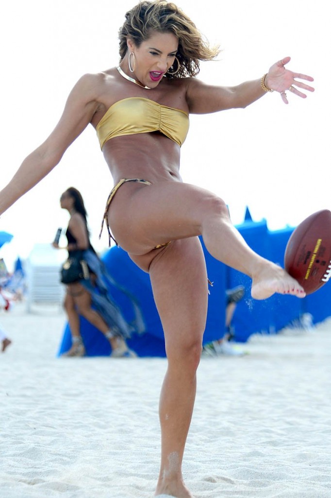 Jennifer Nicole Lee si gode una giornata in spiaggia giocando a calcio a Miami