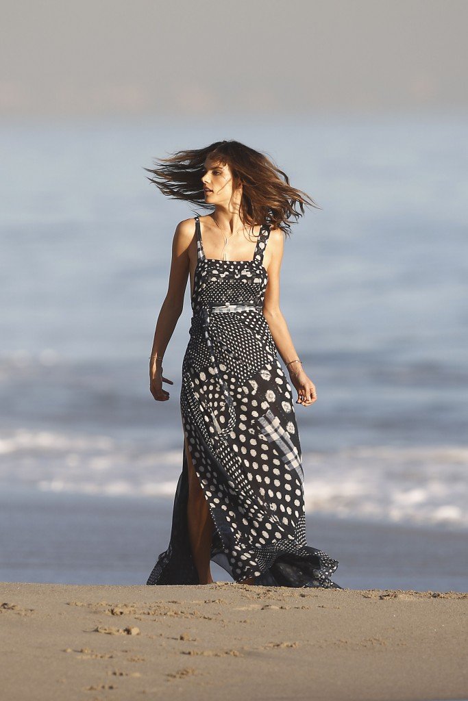 Alessandra-Ambrosio-Sexy-18