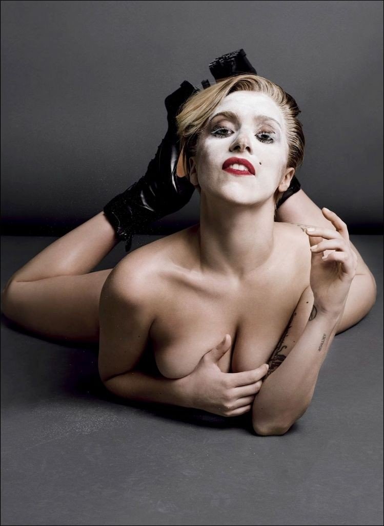 Lady-Gaga-Topless-2