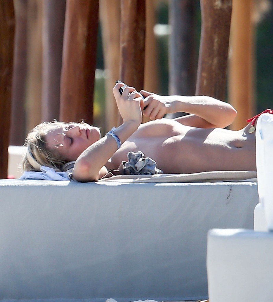 Toni-Garrn-Topless-2
