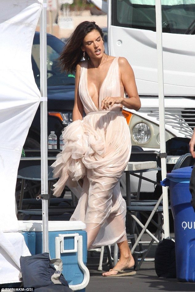 Alessandra Ambrosio Sexy Photos 5