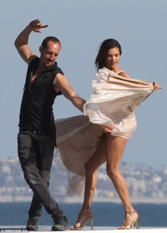 Alessandra Ambrosio Sexy Photos 9