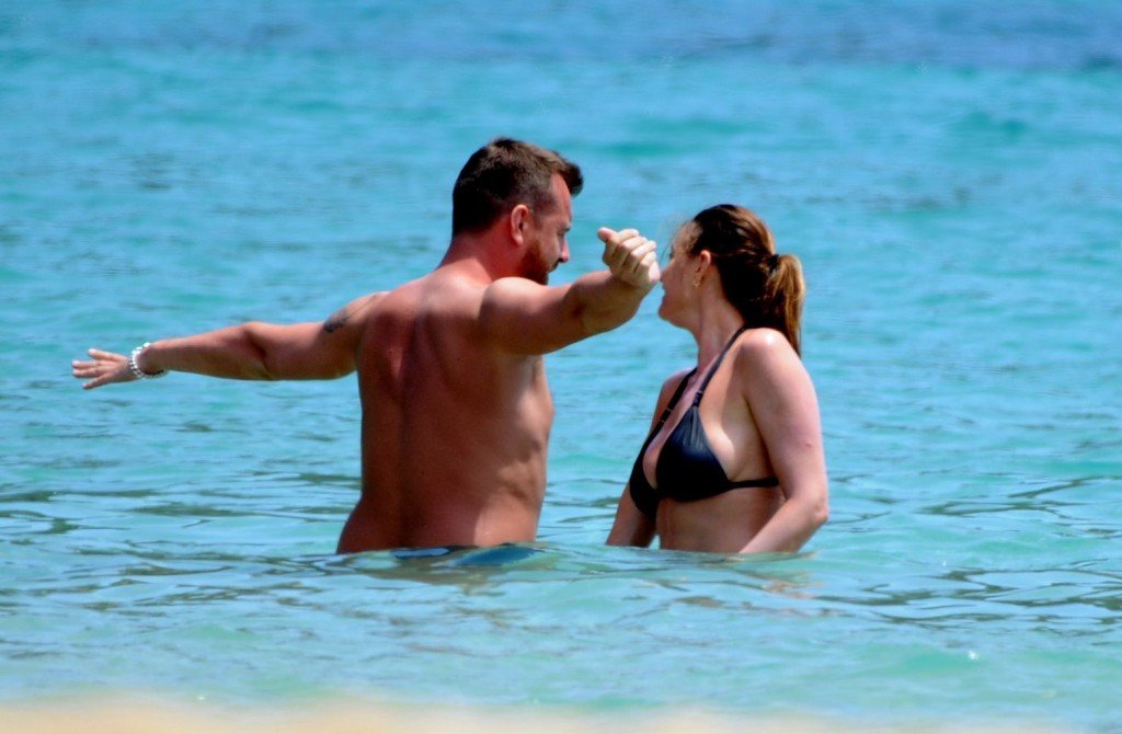Lisa Snowdon Sexy & Topless 45