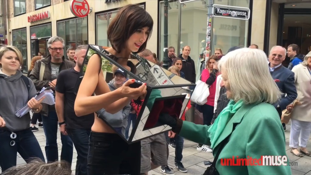 [HKGolden] MIRROR BOX _ versione NON CENSURATA!! (Düsseldorf, Londra, Amsterdam 2016).mp4_snapshot_01.26_[2016.07.09_19.36.46]