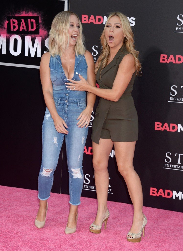 Kendra Wilkinson Cleavage 16