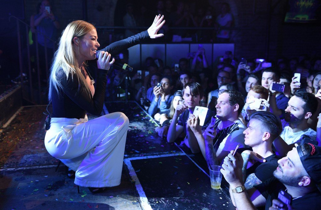 Leann Rimes Cleavage 8