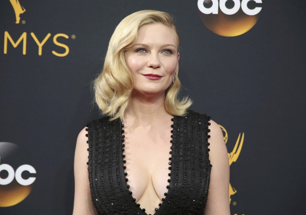Scollatura di Kirsten Dunst 10