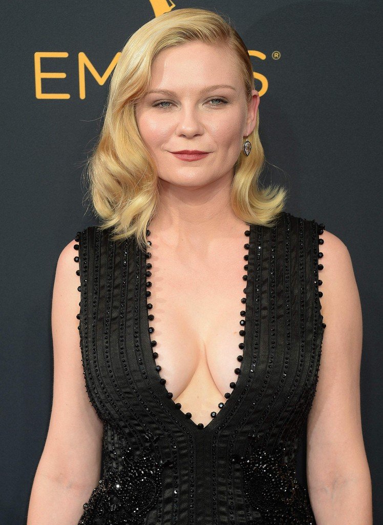 Scollatura di Kirsten Dunst 13