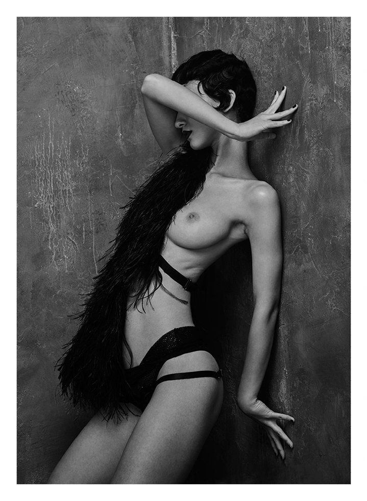Paula Bulczynska Topless & Sexy 11