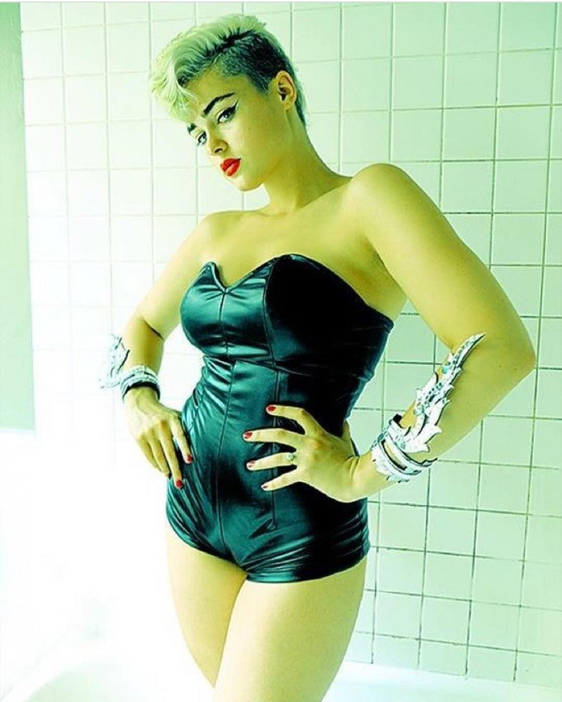 Stefania Ferrario Nude & Sexy 7