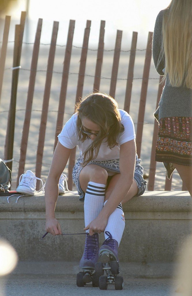 maisie-williams-upskirt-1 thefappening.so
