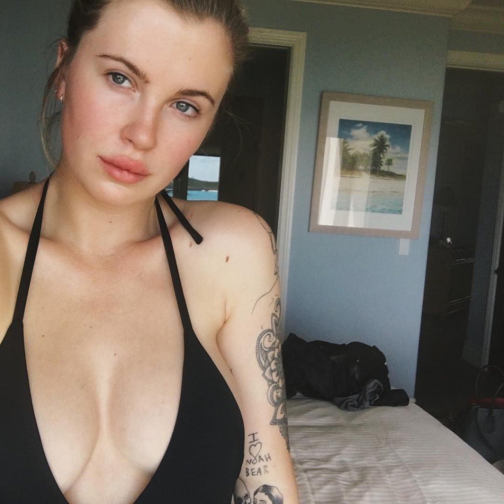 Scollatura di Ireland Baldwin Sexy 1 thefappening.so
