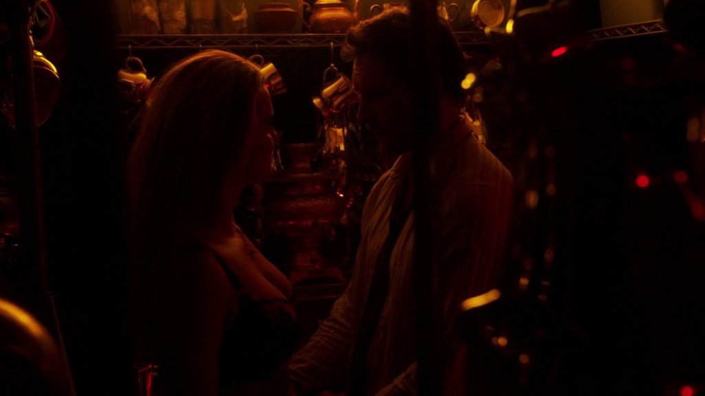 Scena sexy di Betty Gilpin