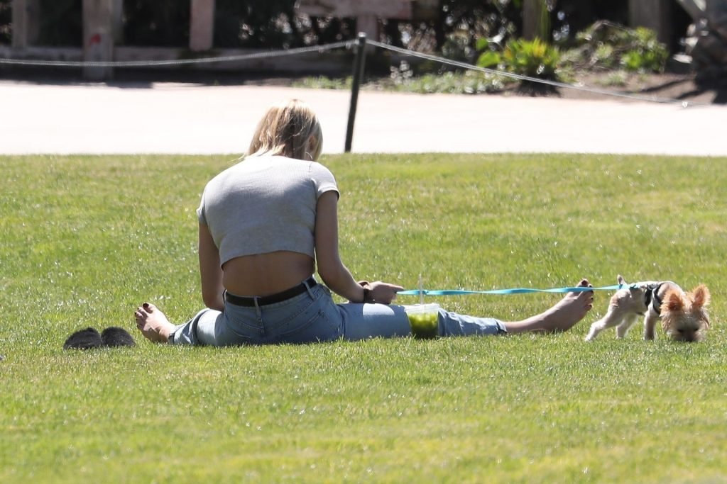 Hailey Baldwin Bieber feet