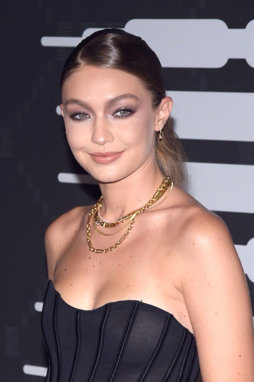 Gigi Hadid Nuda